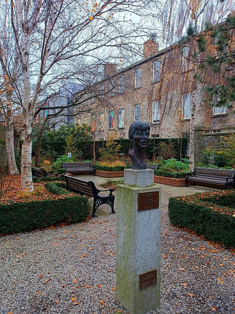 προτομη δημοσιογράφου